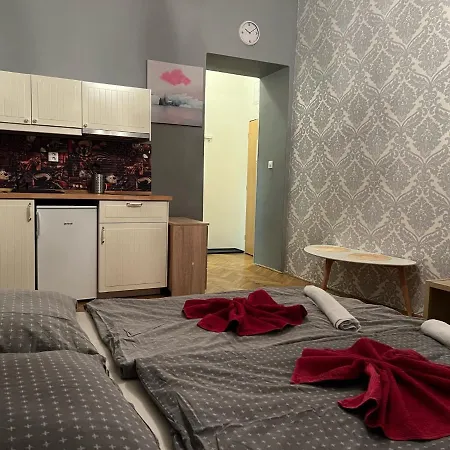 Globe Adults Only Prag