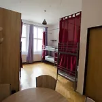 Globe Adults Only Prag