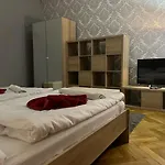 Globe Adults Only Prag